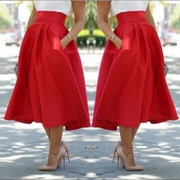 Dresses & Skirts - Red high waisted skirt with pockets